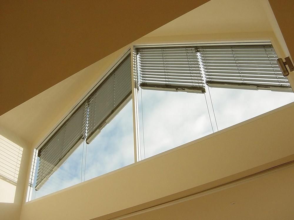 Internal view of asymmetric external venetian blinds 