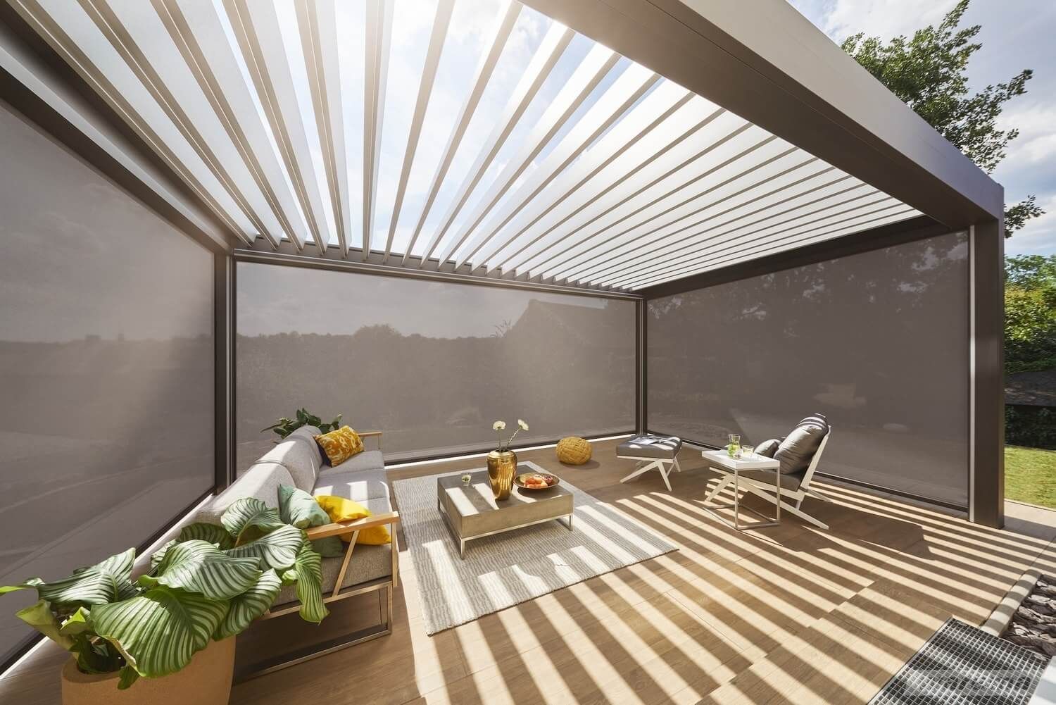 Lamaxa Louvre roof equipped with Zip awnings